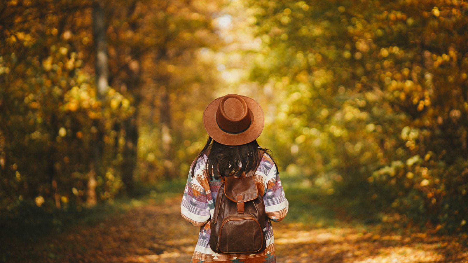 Une femme marchant dans une forêt