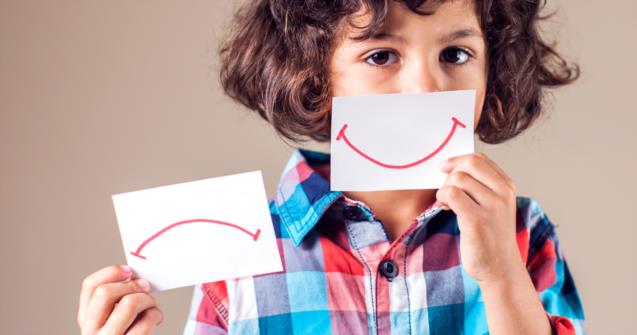 Une enfants habillée avec une chemise à carreaux