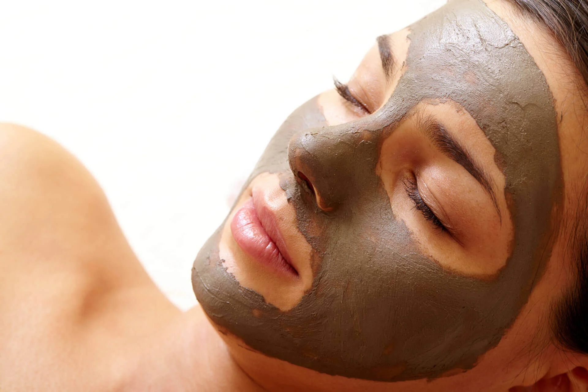 Le visage d'une femme enduit d'un masque de rhassoul