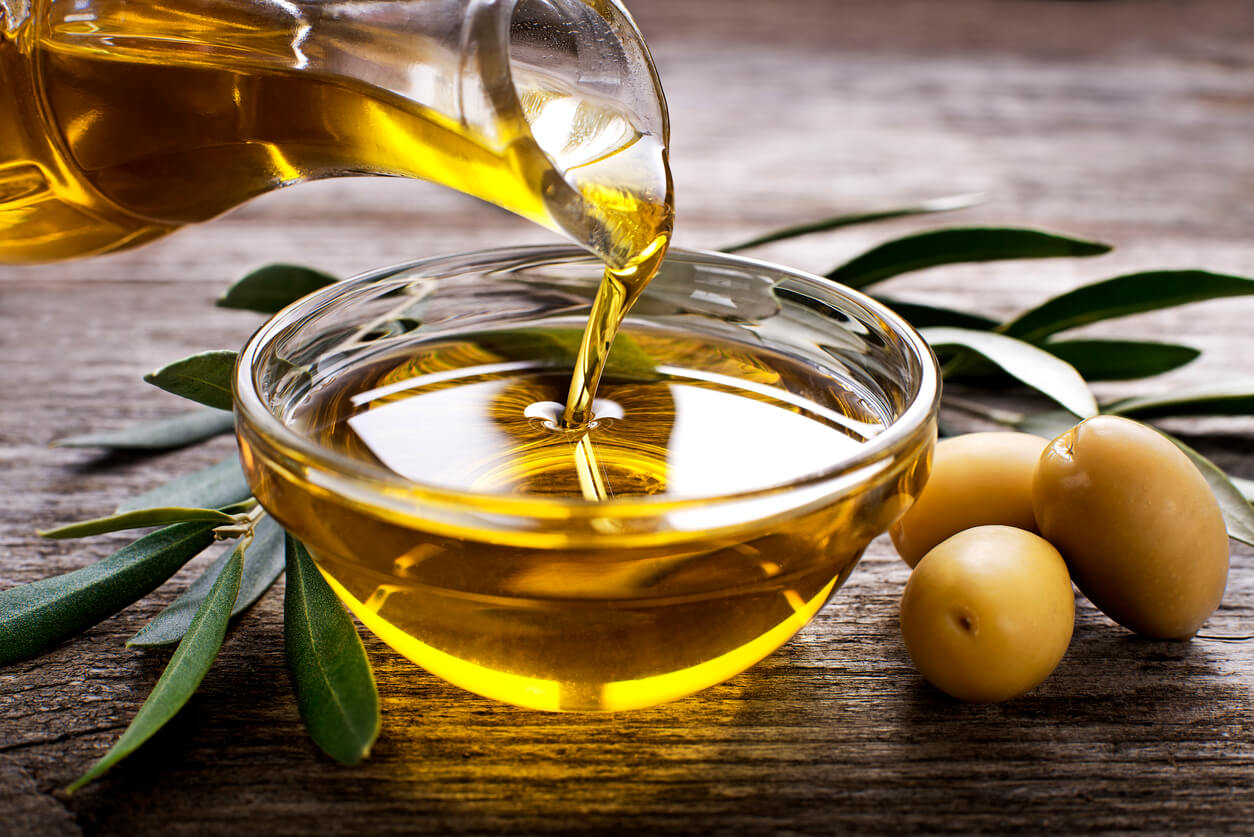 de l'huile d'olive versée dans un petit bol
