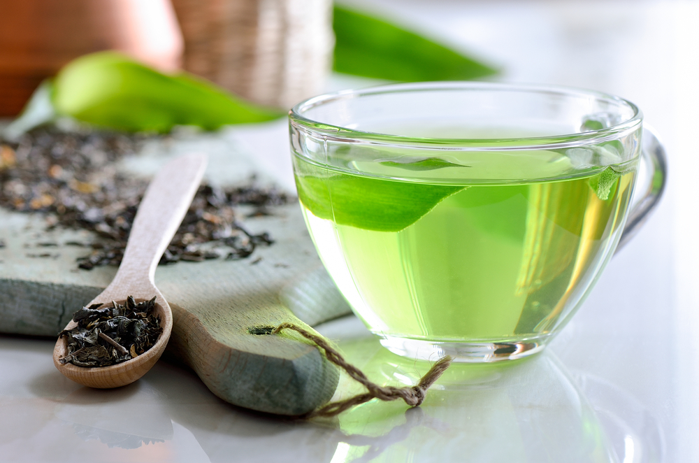 Un verre transparent contenant une tisane