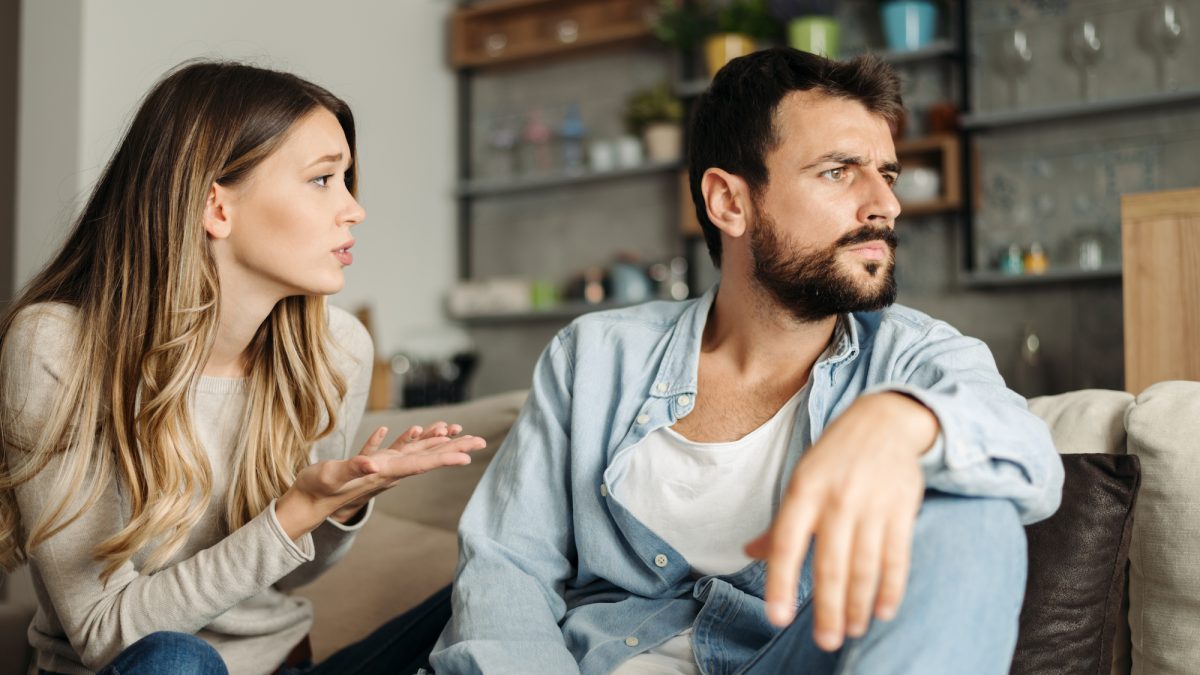 Une femme à gauche se dispute avec une homme à droite